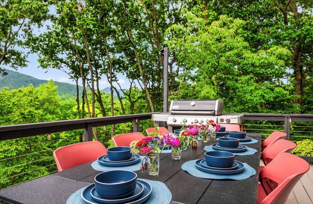 Luxe Mountain Home: Hot Tub, Sauna, Firepit, Games