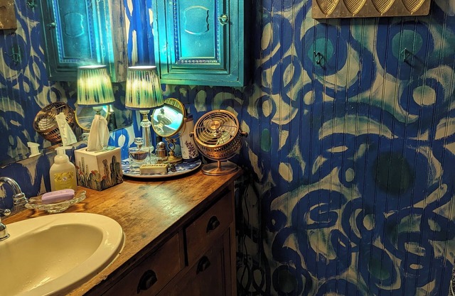 Luxe Quiet Artist Cabin in the Woods w/Park-Like only 2M from Lake Somerville