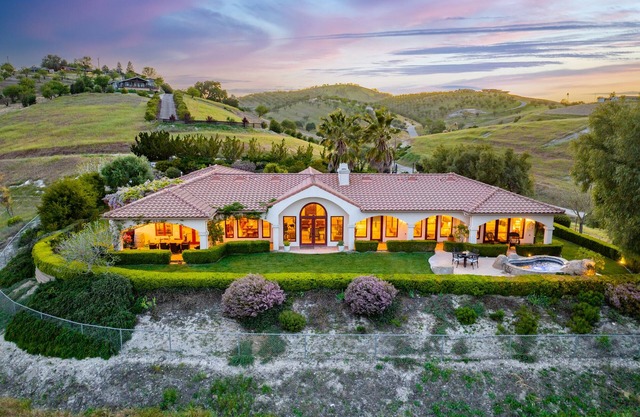 Luxe Ranch with Hot Tub, Gourmet Kitchen and Fabulous Downtown Views.