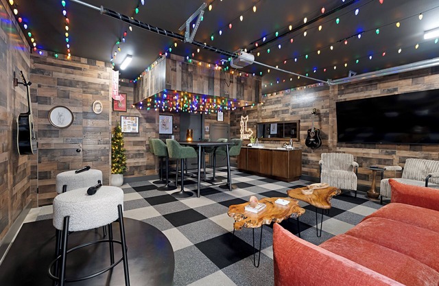 Luxe Rooftop w Spa, Sauna, Pool, Downtown Views, Dive Bar