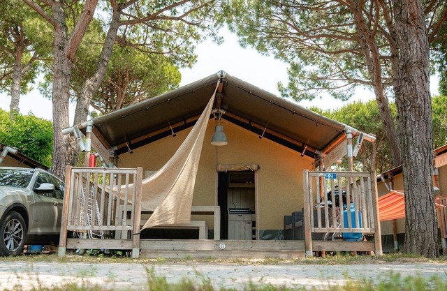 Luxe Sanitary 5 Pers. Villatent at Campsite Village Cavallino near at the beach