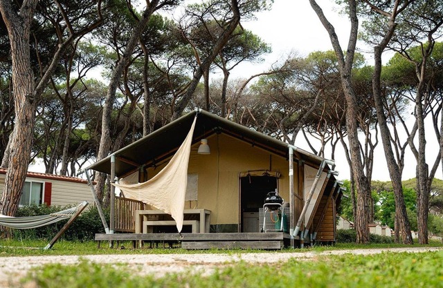 Luxe Sanitary XL 6 Pers. Villatent at brand new 4-star campsite Capital Roma