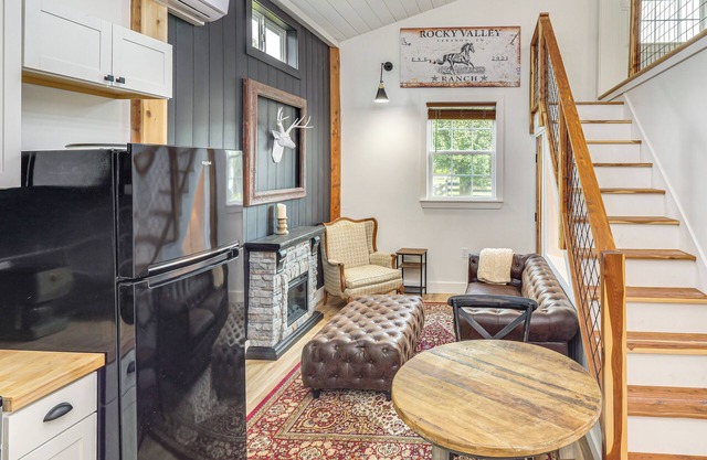 Luxe Stable Suite: Farm Stay in Lebanon!