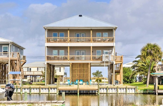 Luxe Stilted Home with Kayaks Walk to Beach