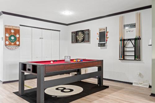 Luxe Suite with Pool Table, King Bed, 3 TVs, & Free Parking
