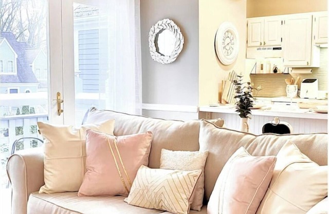 Luxe Villa- mins from Mohegan Sun with fireplace, jacuzzi, sauna/pools, and spa