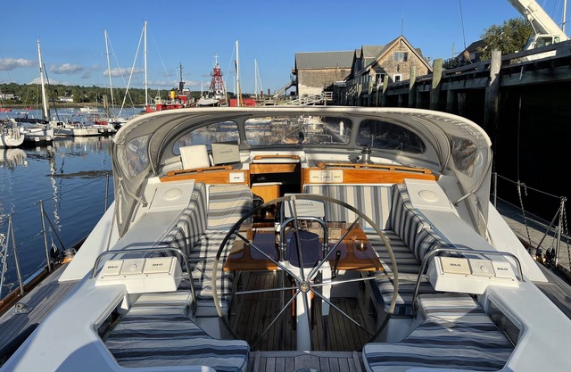 Luxe Waterfront Yacht: Pool/Kayak/SUP/Tube on Bay, Owner's Suite, Mins from town