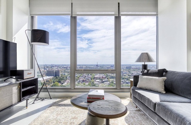 Luxe West Loop Studio w/Gym, Pool, Coworking, walk to UIC, by Blueground