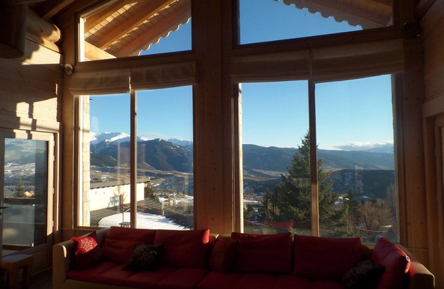 Luxurious log chalet in the city centre, south-facing, panoramic view