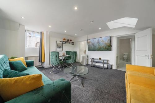Luxurious 1-Bedroom Penthouse on Oxford Street 11G
