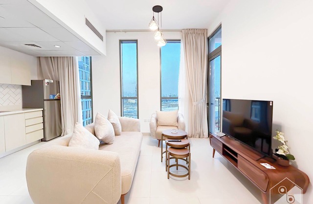 Luxurious 1BR Apt with Balcony in Production City