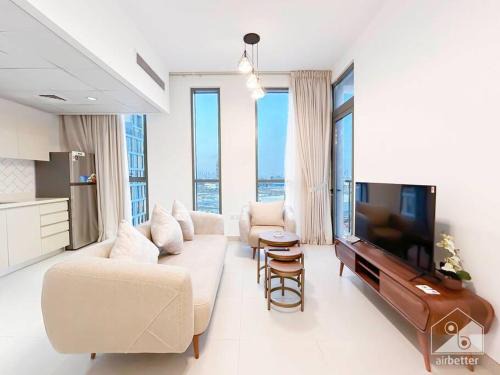 Luxurious 1BR Apt with Balcony in Production City
