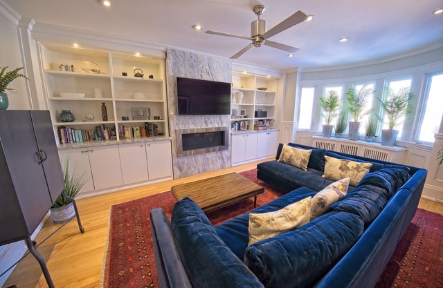 Luxurious 2 bed 2 bath, 400 sqft deck, near 400 acre park and lake