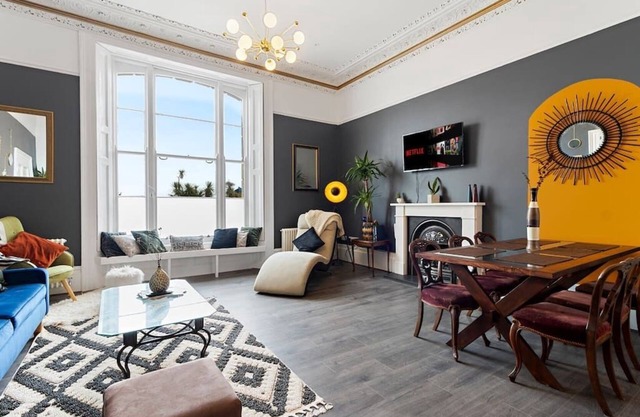 Luxurious 2 Bed Apartment, Free Parking & Netflix