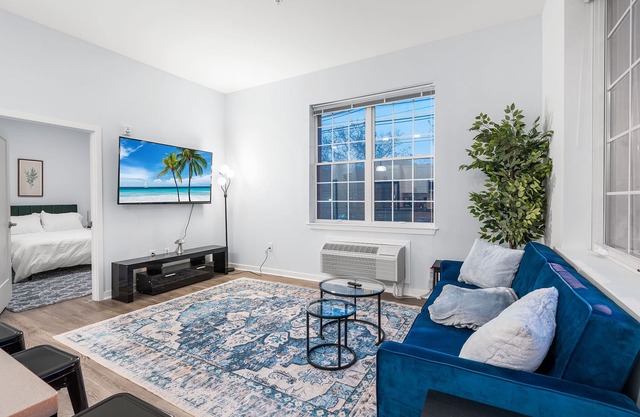 Luxurious 2 Bed Condo: Only 20 Mins away from Manhattan