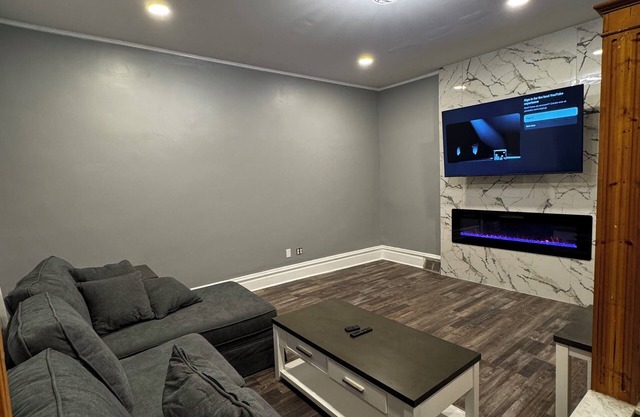 Luxurious 2-bed house in Southside with central heating, cooling and fireplace