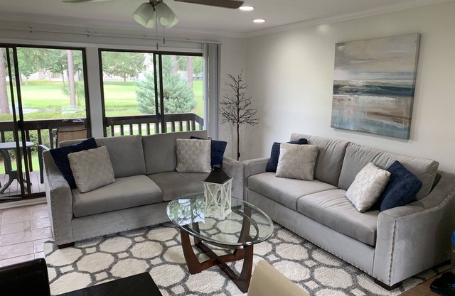 Luxurious 2-Bedroom Condo with Golf Course View - Unforgettable Getaway!