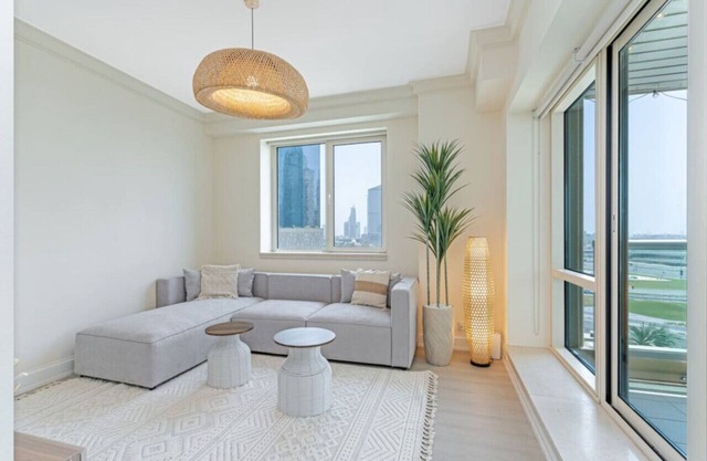 Luxurious 2BR in Dubai Marina & Pool and Balcony