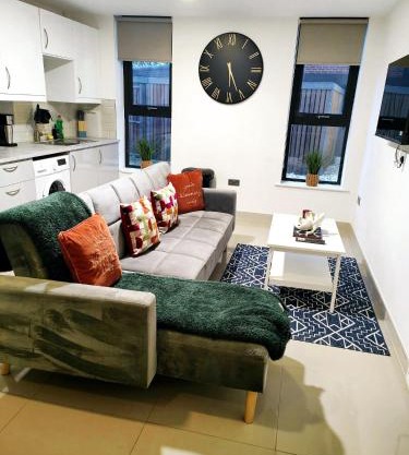 Luxurious 3 bed Ensuites & kitchenettes Nr LGI Hospital & Uni - Free 5G WIFI & Netflix Short Stays - Contractors Free Parking