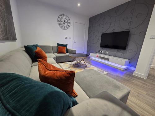 Luxurious 3 Bed & 3 Bath Hatfield House with Balcony View & Terrace Garden