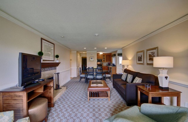 Luxurious 3 Bedroom Condo Sleeps 8!