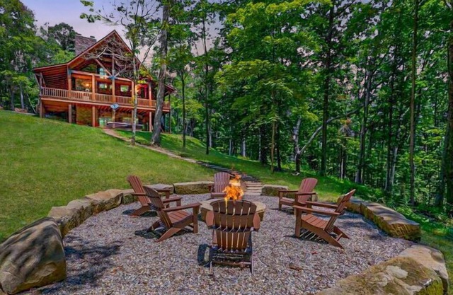 Luxurious 3 br cabin and 1 br guest house with private arcade!