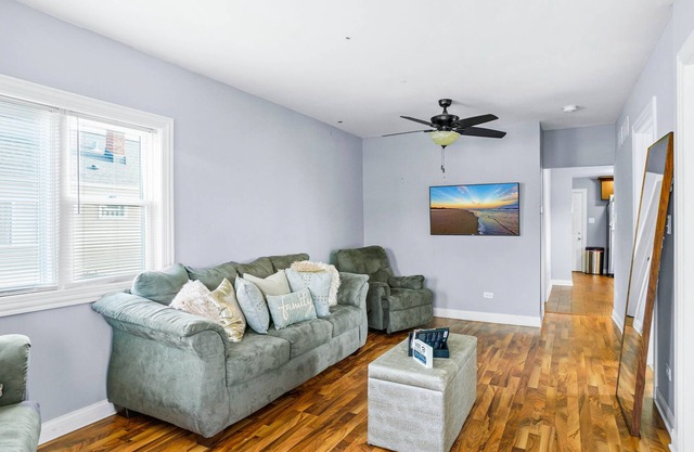 Luxurious 3Bed Cozy Stay Minutes from Downtown Chicago Sleeps 10