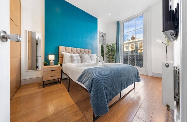 Luxurious 3BR Flat w/Balcony in Kensington for 7!