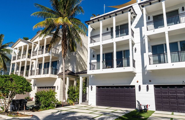 Luxurious 4 Bedroom Beach Villa steps from Hollywood Beach