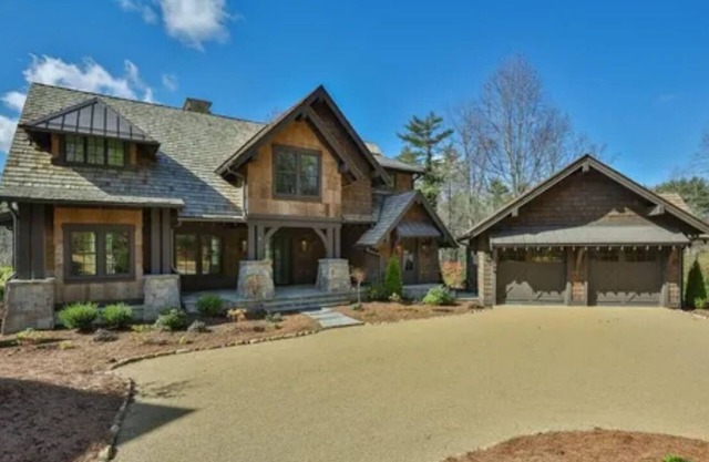 Luxurious 4-bedroom house with AC, WiFi in welcoming Cashiers