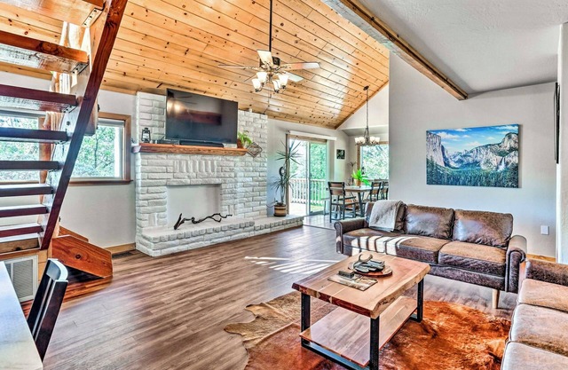 Luxurious 4-bedroom house with king beds/AC in Oakhurst one mile from Bass Lake