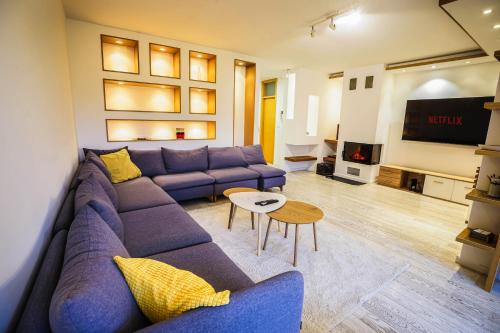 Luxurious 4BDR Retreat with free Parking