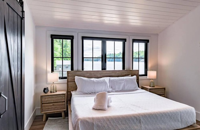 Luxurious 6 Bedroom, 6 Bath on Lake Muskoka! Boathouse!