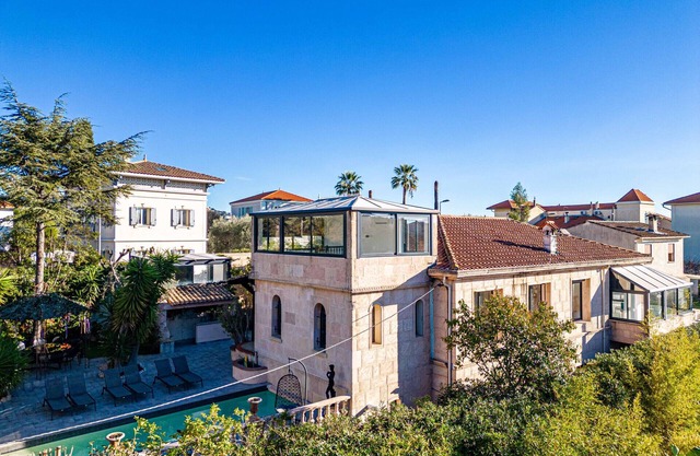 Luxurious 6 bedroom villa with pool & sauna