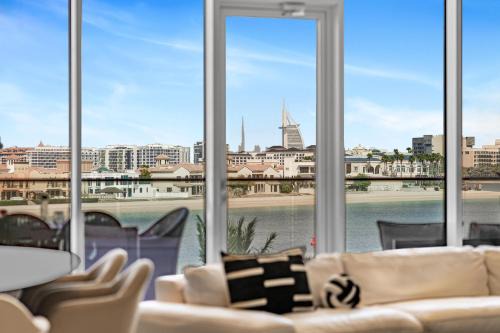 Luxurious and spacious 3 Bedroom Apartment TIARA Residence with private Beach&Pool, Burj and Atlantis Sea View