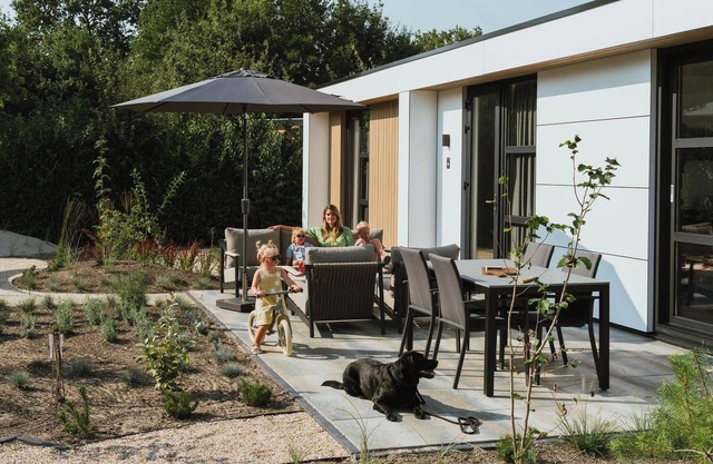 Luxurious and sustainable 4-person holiday villas with high windows, completely gas-free and equipped with solar panels. Enjoy a stylish living room, luxury kitchen, two comfortable bedrooms and two ensuite bathrooms with walk-in shower. Including ma