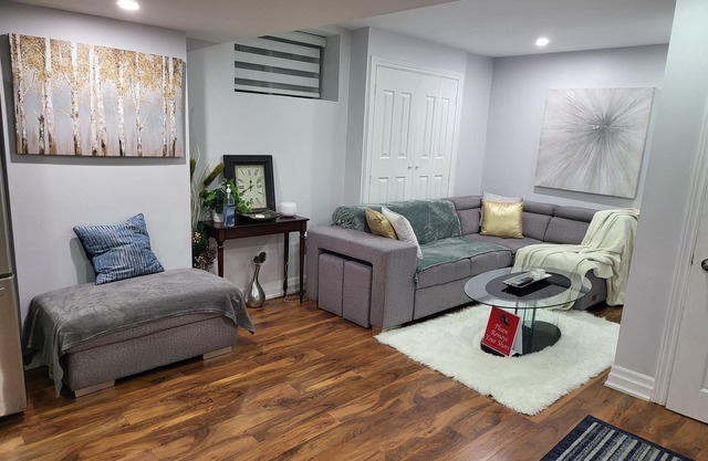 Luxurious Apt 2BRs+1BA Spacious Modern, w. parking