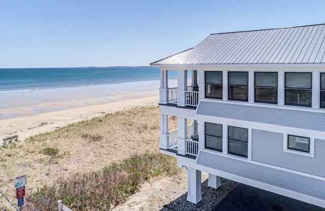 Luxurious Beachfront House - spectacular ocean views - w/indoor elevator