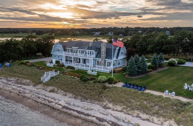 Luxurious Beachfront Estate, 4th Night Free!