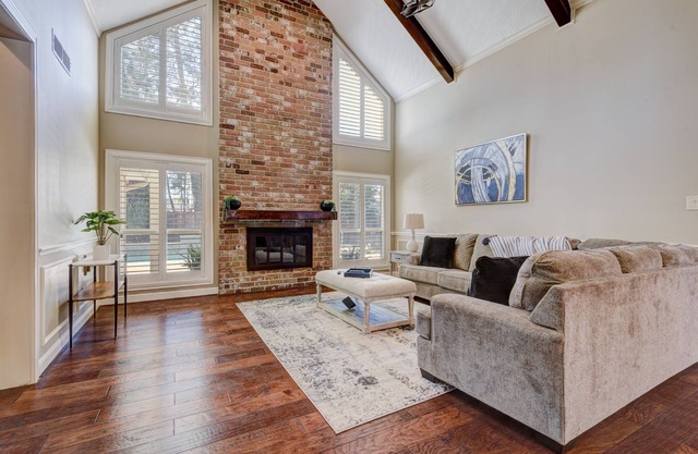 Luxurious bright 4BR, bkyd oasis w/Game room+Pool