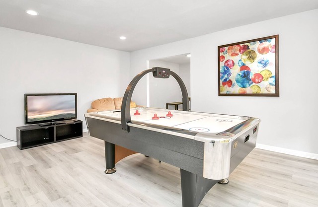 Luxurious & Bright ~ King Beds ~ Games ~ Backyard!