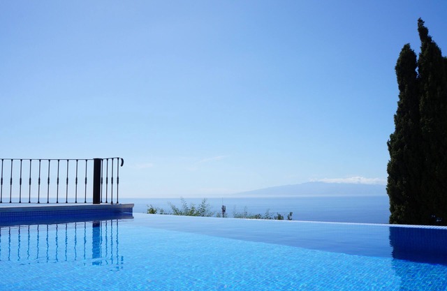 Luxurious Chalet for 6 people, Wifi, private heated pool, at 8 min to the beach