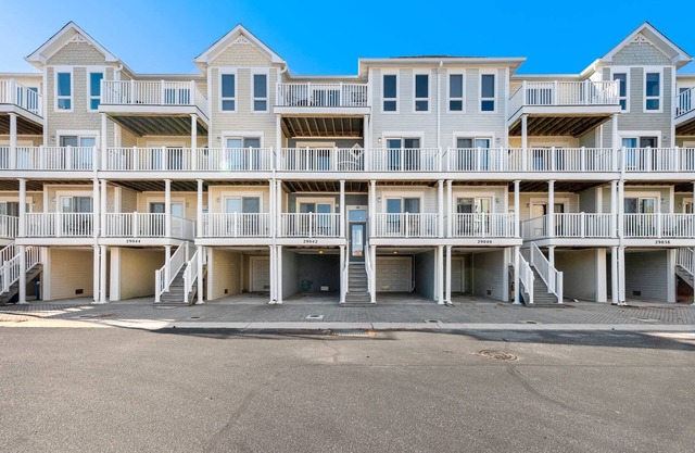 Luxurious coastal getaway w/magnificent bay views, beach access, pool, and WIFI