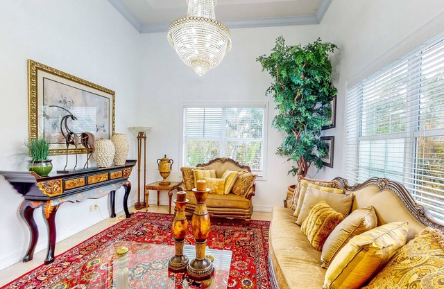 Luxurious dog-friendly home, gas grill, kitchen