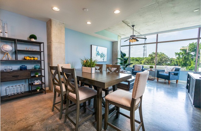 Luxurious Downtown 2 bed / 2 bath Apartment