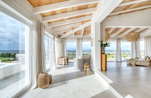 Luxurious finca with guest house, pool, tennis court and Tramuntana views