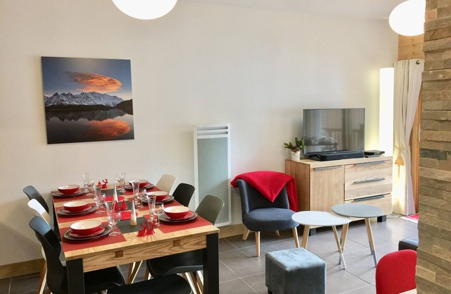 Luxurious ski-in/ski-out apartment, WIFI, linens included