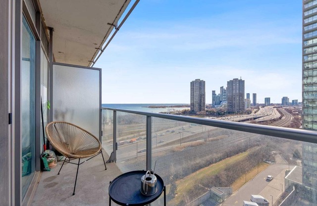 Luxurious Furnished 1Bed Apt w/Parking by the Lake and 5min walk to High Park!