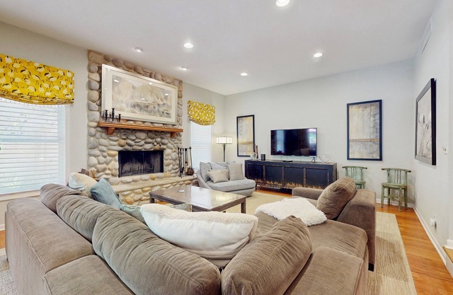 Luxurious home with private outdoor pool, hot tub, pool table & WiFi