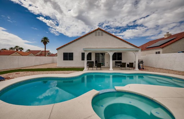 Luxurious House With A Pool, Spa, and Patio, Sleeps 6 Comfortably